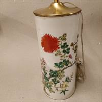 kinesisk porcelæns cylinder lampefod rød blomst grønne blade gammel lampefod